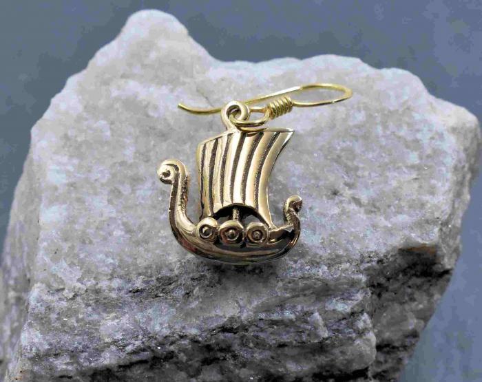 Wikinger Drachenboot Ohrhänger aus Bronze auf einem Stein